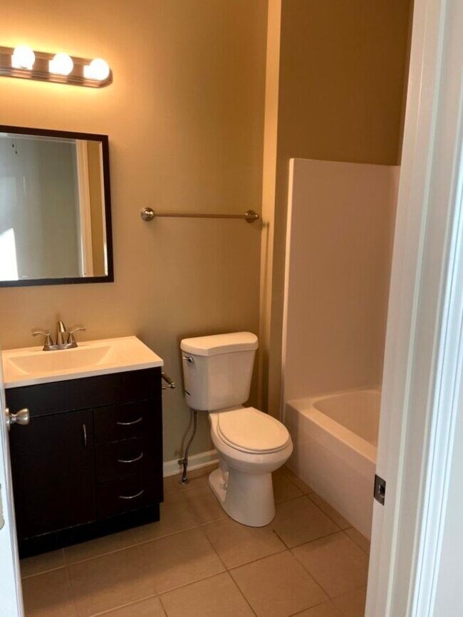 Building Photo - 3 Bdrm/2 bath Ranch - Lilly Lake