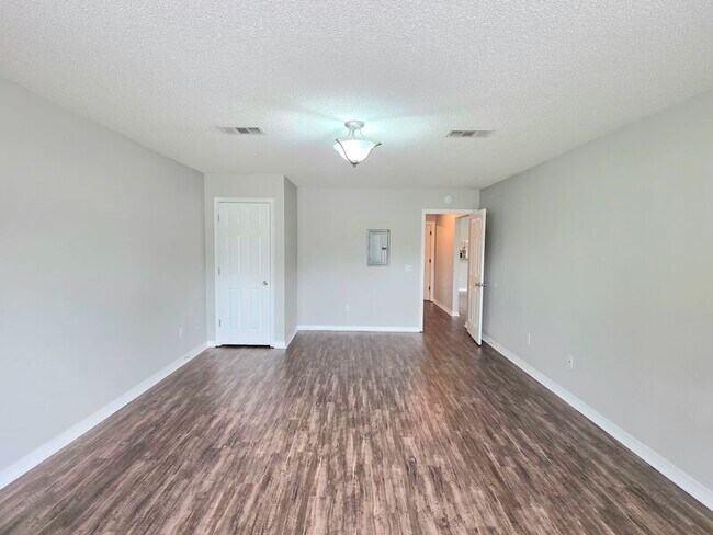 Building Photo - 6607 Woodbury Forest Dr