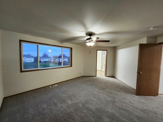Building Photo - Brand New Updates! 4-Bedroom, 2.5-Bath plu...