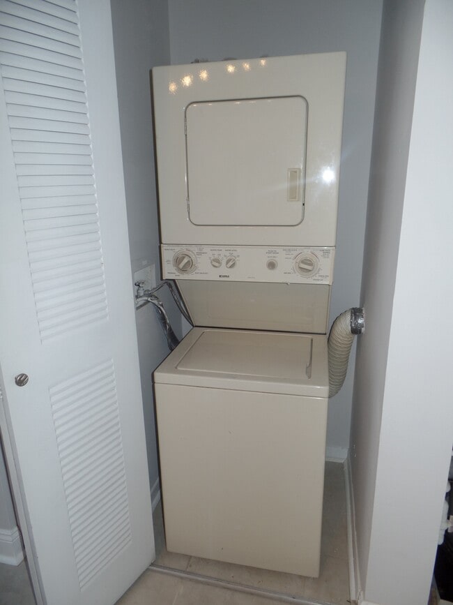 Building Photo - 5200 NW 31st Ave