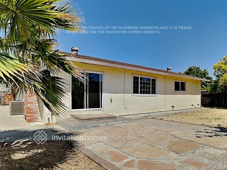 Building Photo - 2760 Orchid St