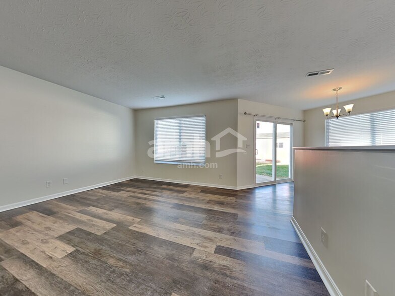Building Photo - 2362 Hummingbird Ln