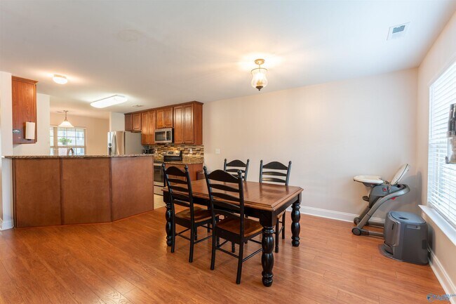 Building Photo - 2524 Oak Pl Dr SE