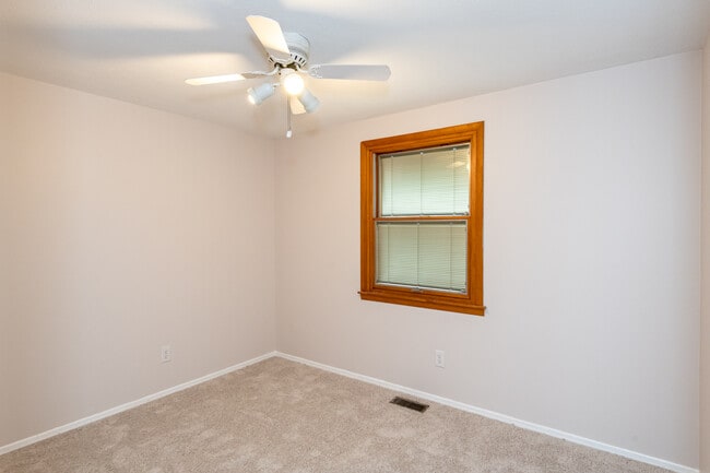 Building Photo - 6757 Summerdale Dr