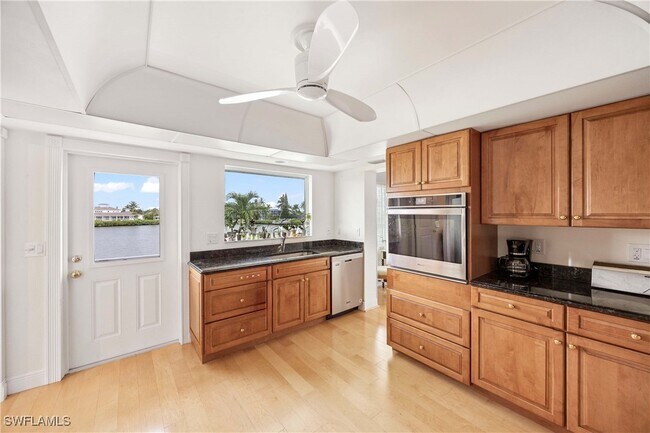 Building Photo - 330 Kon Tiki Dr