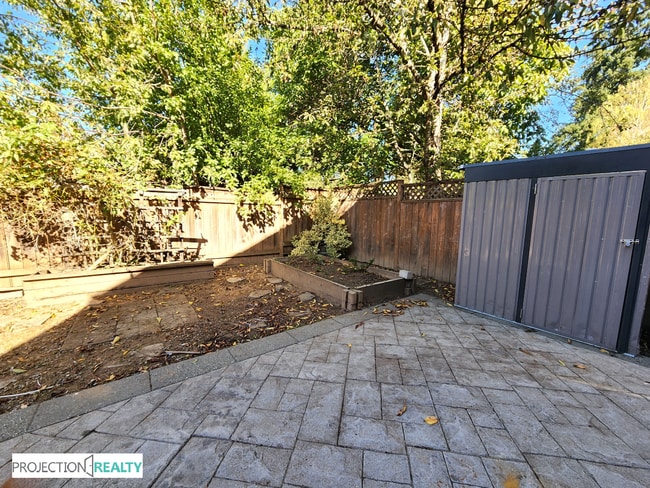 Building Photo - 849 NW Forest Creek Dr