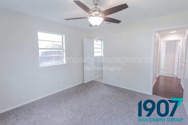 Building Photo - 1008 NW 7th Pl