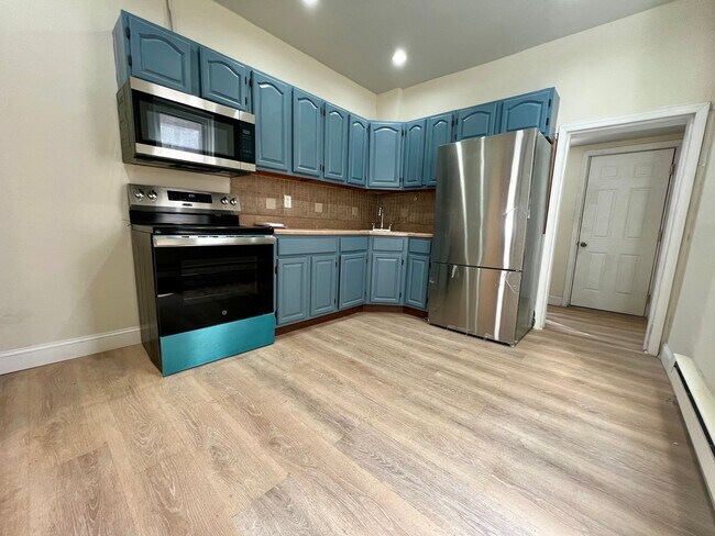 Building Photo - Newly Renovated 3-Bedroom Townhome in Fairhill! Available NOW!