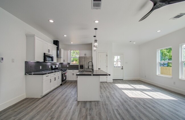 Building Photo - 6531 Rosemary Ln