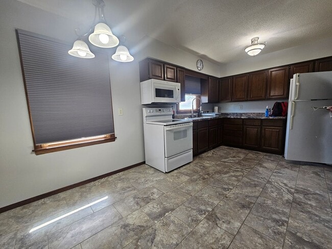 Building Photo - 2 Bedroom 2 Bath Corner Lot, In Small Town Fairfax