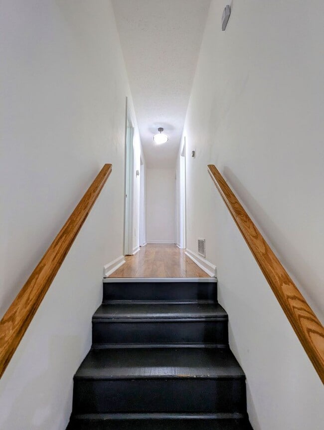 Building Photo - DUPLEX-Upstairs Unit | 3 Bedroom 2 Bathroo...