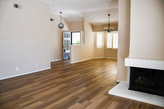 Building Photo - Newly remodeled and updated