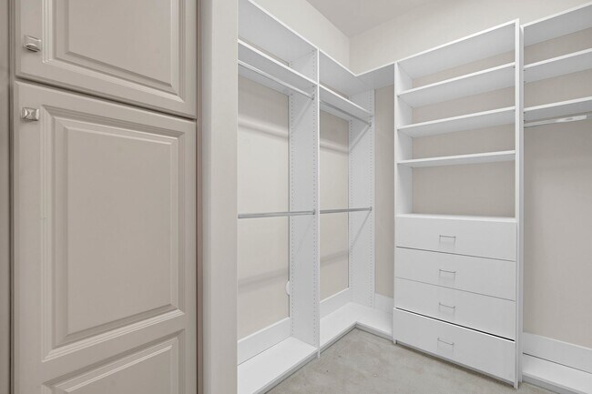 Building Photo - Light, bright, and move-in ready home in the highly sought-after Trilogy at Lake Norman community...