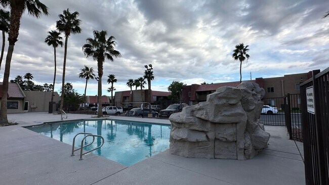Building Photo - 2 Bedroom Condo in Guard Gated Community