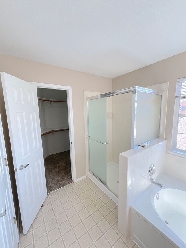 Building Photo - 4 Bedroom Home Available Near Peterson Rd & Constitution Ave!