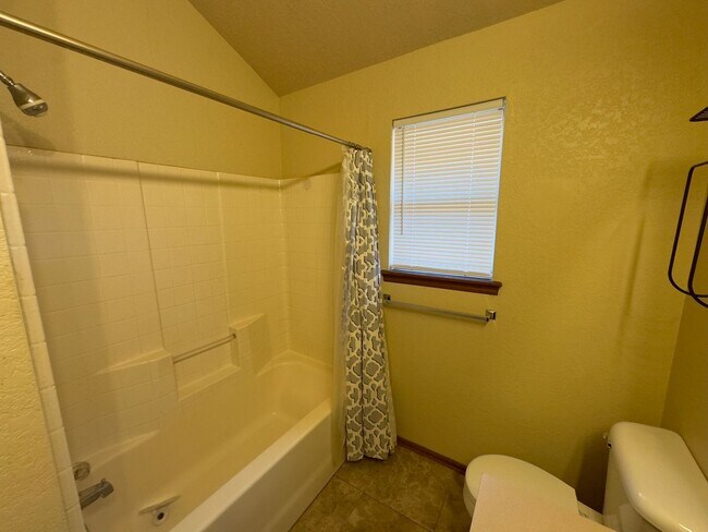 Building Photo - Charming Home in Stonepoint!