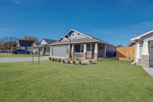 Building Photo - Charming Craftsman | 4 Bed, 2 Bath | 2-Car...