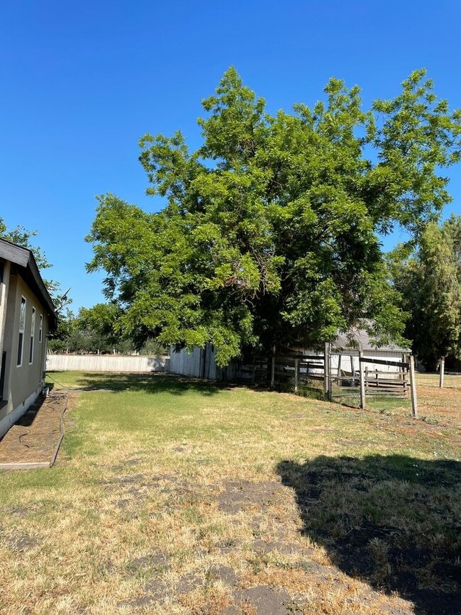 Building Photo - For Rent: Charming 2 Bedroom, 1 Bath Home ...