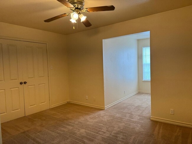 Building Photo - 220 Sandstone Dr