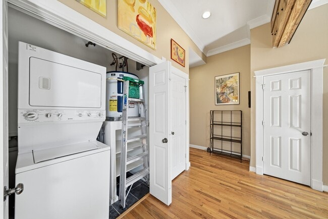 Building Photo - 215 W Norma St