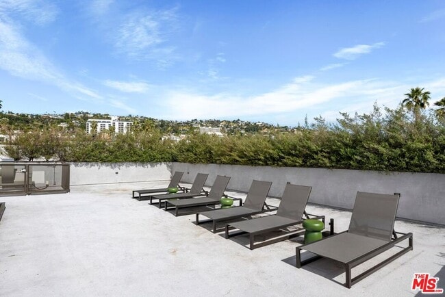 Building Photo - 829 Larrabee St