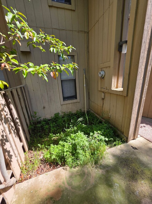 Building Photo - Charming 2-Bedroom Condominium with Scenic...