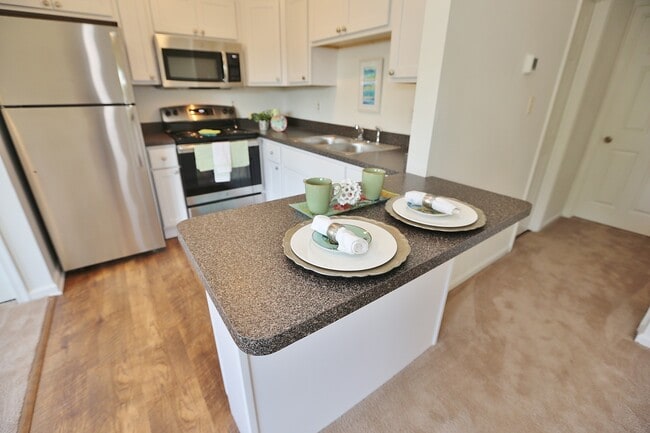 Building Photo - UPDATED & READY 07-14-25! 2-Bedroom 2nd Fl...