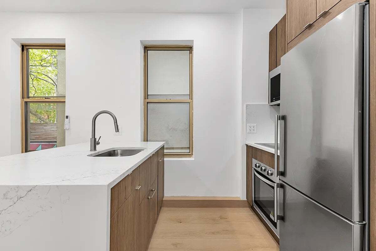 Building Photo - 246 E 53rd St