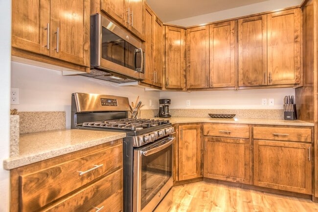 Building Photo - Spacious 3 Bedroom Home, Great Southeast B...