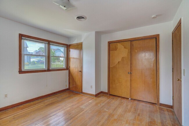 Building Photo - 1000 Willard Dr SE