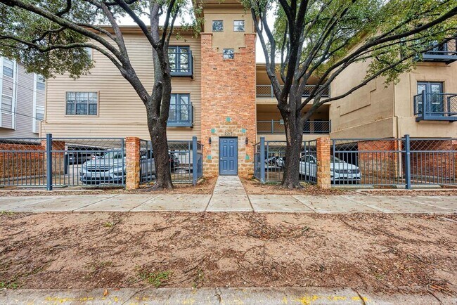 Building Photo - 914-22 1/2 W 22 1/2 St