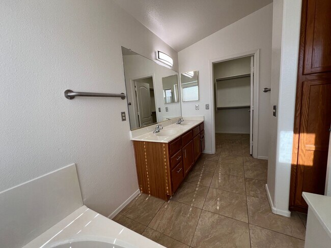 Building Photo - EXCELLENT Location!! This house is a three bedroom & two full baths