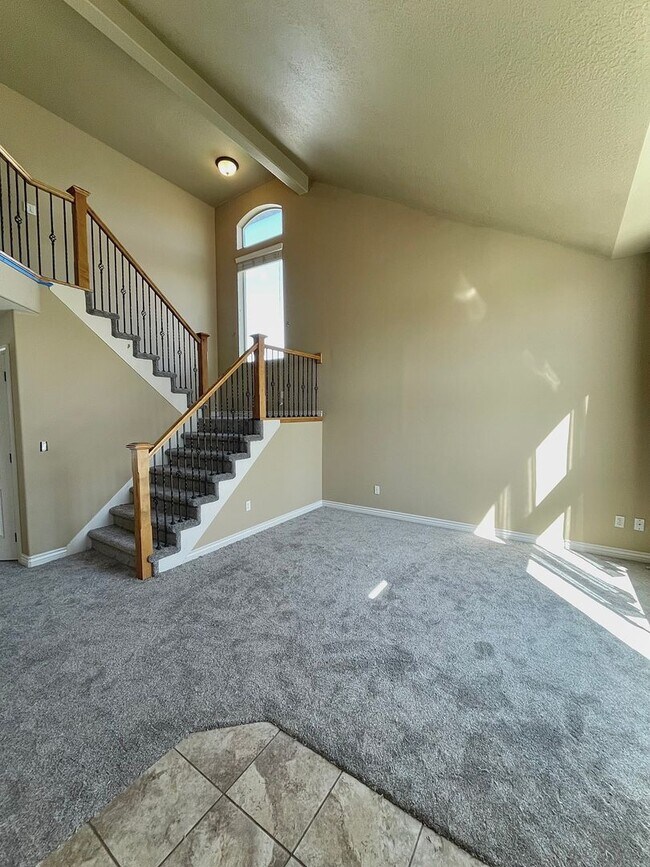 Building Photo - 6 Bedroom, 3.5 Bathroom Single Family Home in Layton Available June 1st!