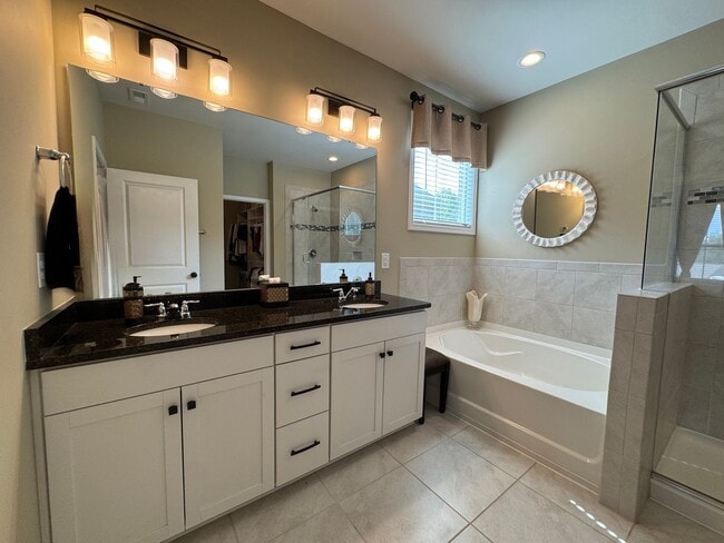 Building Photo - Beautiful 4 Bedroom Single Family Home