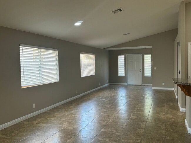 Building Photo - Single Story, 3BR, 2CRG