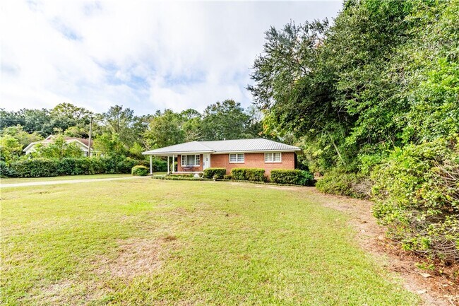 Building Photo - 3 Bedroom Home in Convenient Location