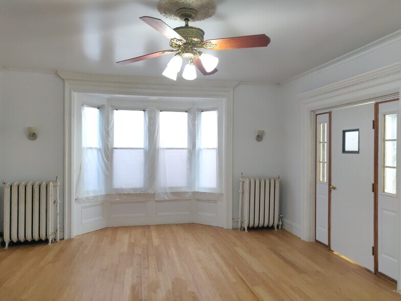 Living Room p4 - 225 S Main Ave