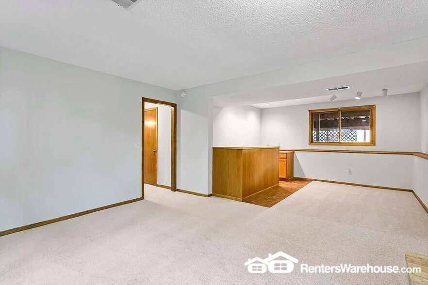 Building Photo - 3004 Pine Ridge Dr