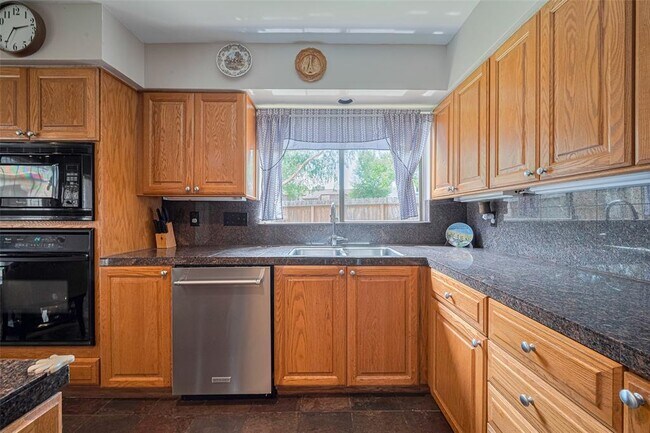 Building Photo - 12231 Carriage Hill Dr