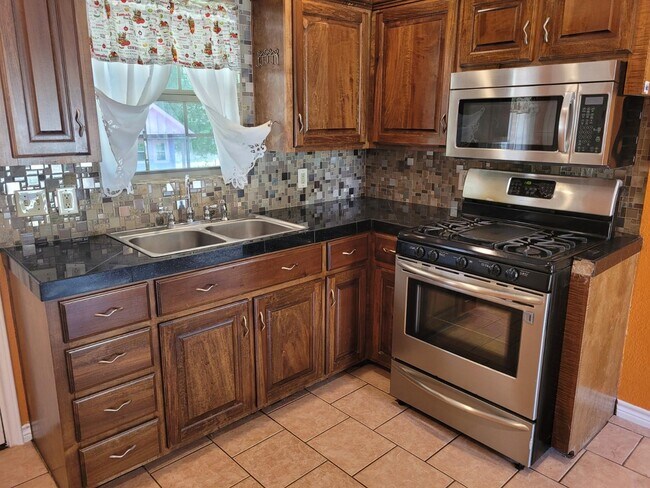 Building Photo - 1107 Devereaux St