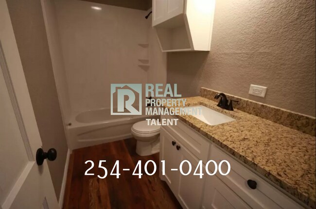 Building Photo - **Available in August** 3 Bedroom, 1 Bathr...