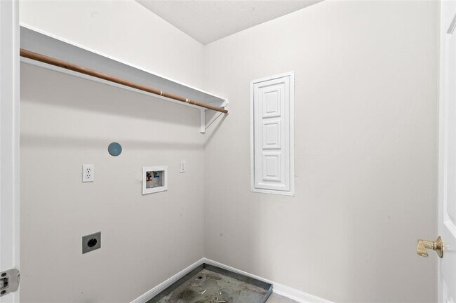 Building Photo - 4444 Victory Dr