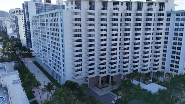 Building Photo - 2899 Collins Ave
