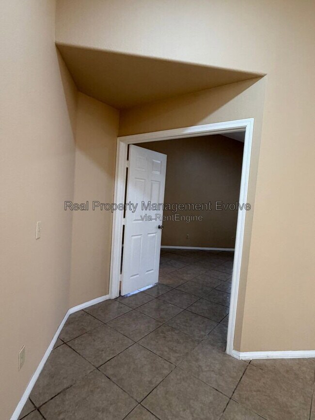 Building Photo - 7568 W Kerry Ln