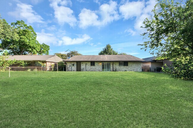 Building Photo - 3806 Charriton Dr