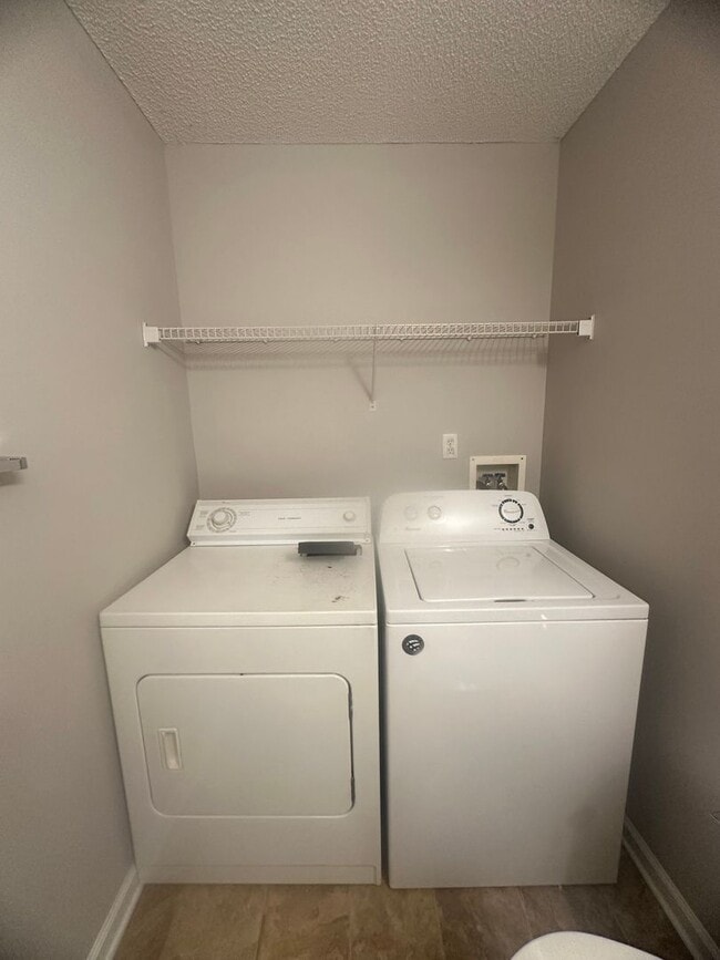 Building Photo - Foxhill Commons!!  NEW CARPET..1/2 OFF 1M RENT WITH 18M LEASE