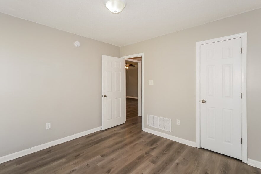 Building Photo - 10734 Ridgefield Dr
