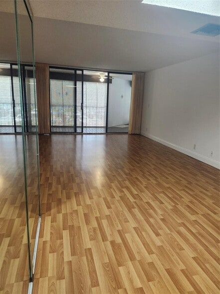 Building Photo - 16251 Golf Club Rd