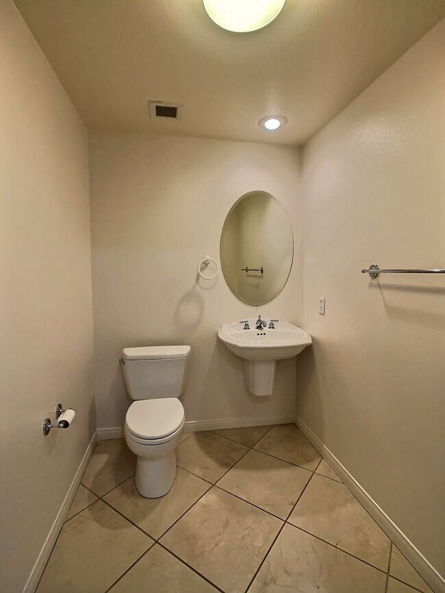 Building Photo - Paseo Plaza Condo For Rent in the Heart of...