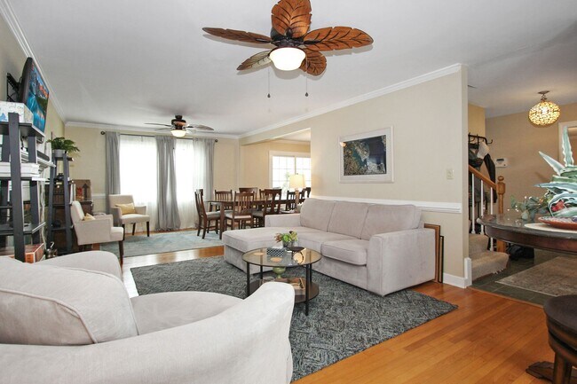 Building Photo - 427 Elizabeth Lake Dr